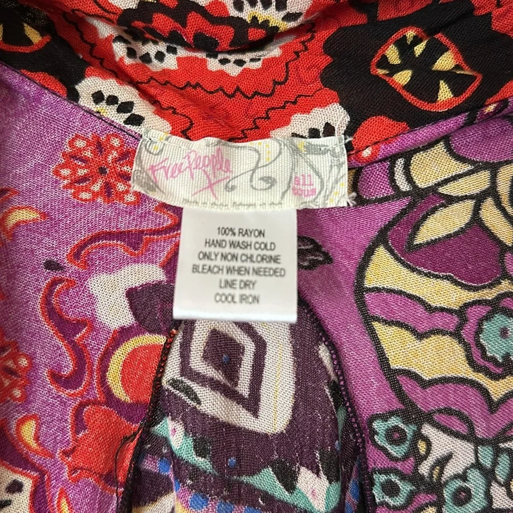 Free People - Bohemian Floral Kimono Wrap

Like new 
Gorgeous
OS - Picture 4 of 5